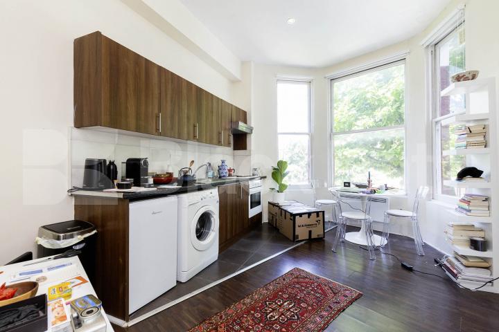Modern studio set within a large period house mins to tube and shops Sutherland Avenue, Maida Vale